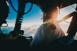 piloto y pasajero vuelan en helicóptero