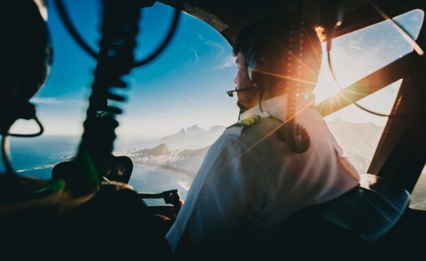 piloto y pasajero vuelan en helicóptero