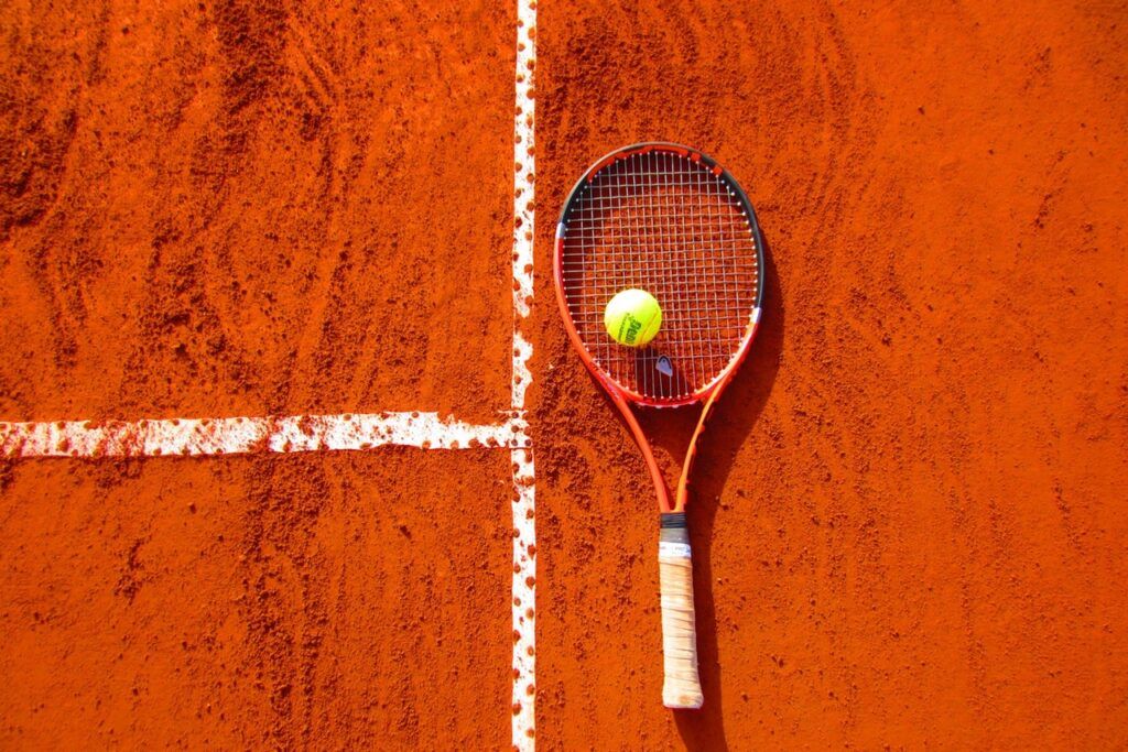 Raqueta de tenis sobre tierra roja