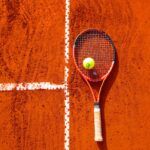 Raqueta de tenis sobre tierra roja