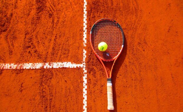 Raqueta de tenis sobre tierra roja