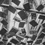 Libros colgando de cuerdas en el techo - foto en blanco y negro