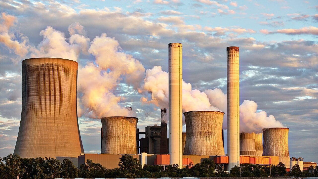 humo sale por la chimenea de una planta nuclear