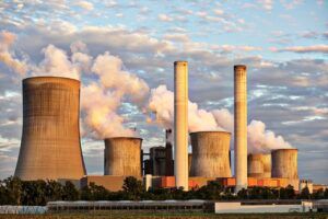 humo sale por la chimenea de una planta nuclear