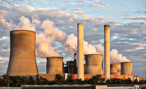 humo sale por la chimenea de una planta nuclear