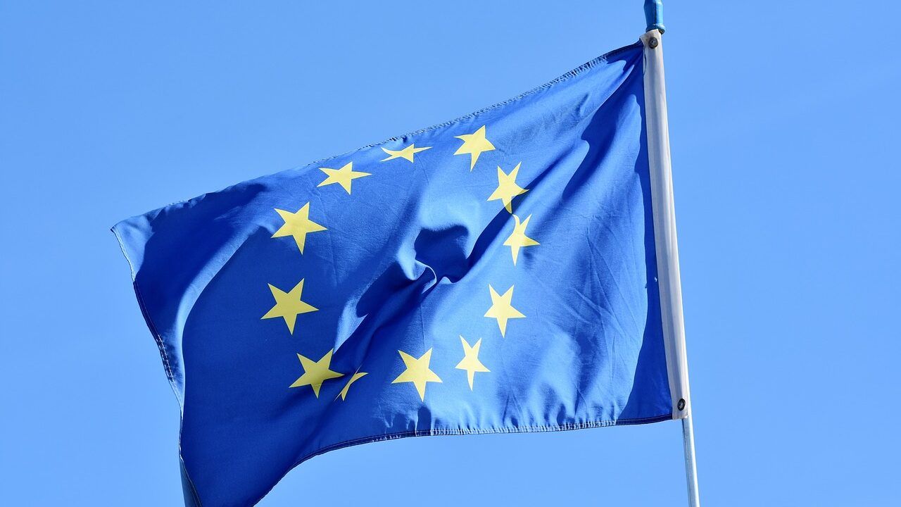 Bandera Unión Europea ondeando
