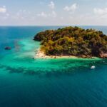 Isla del Pacífico rodeada de aguas turquesas