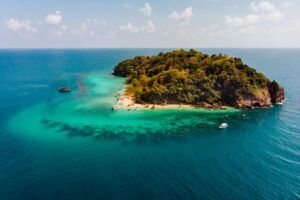 Isla del Pacífico rodeada de aguas turquesas