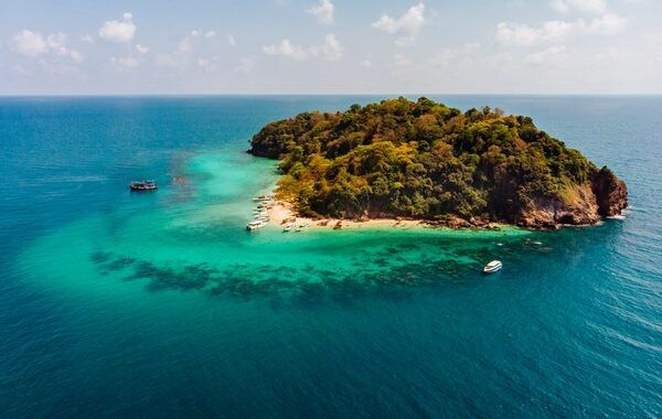 Isla del Pacífico rodeada de aguas turquesas