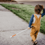 niño ciego con bastón