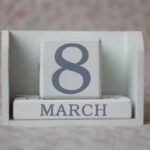 Calendario de bloques que marca el 8 de marzo