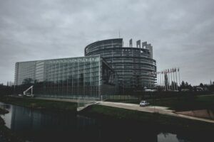 Parlamento Europeo desde el exterior en un día nublado