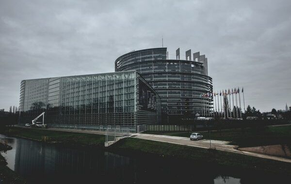 Parlamento Europeo desde el exterior en un día nublado