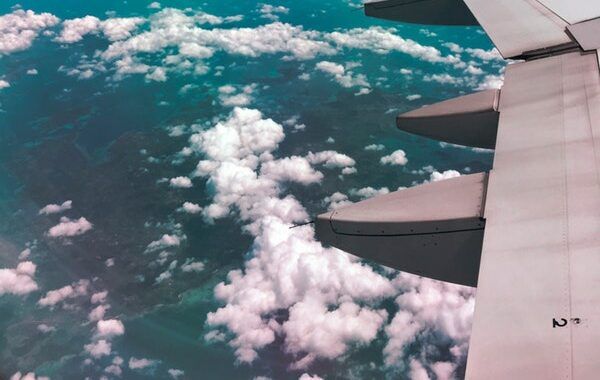 Vista del ala de un avión desde una ventanilla