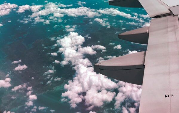 Vista del ala de un avión desde una ventanilla