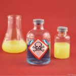 tres frascos de cristal sobre fondo rojo con etiquetas de calavera