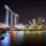 Paisaje de Singapur por la noche repleto de luces de colores