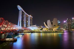 Paisaje de Singapur por la noche repleto de luces de colores