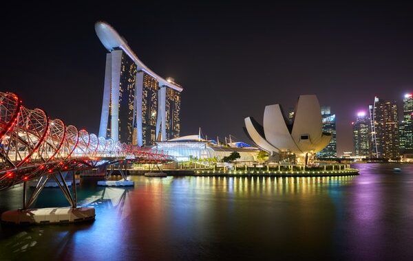 Paisaje de Singapur por la noche repleto de luces de colores