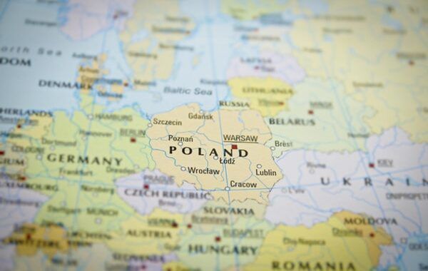 Mapa de europa desenfocado, enfocando a Polonia