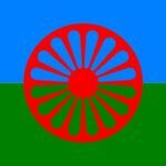 Bnadera compuesta de una franja verde abajo y una azul claro arriba con una rueda de carromato roja en el centro