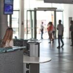 Mujer atiendo en el mostrador de atención al cliente de un aeropuerto