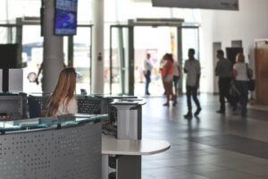 Mujer atiendo en el mostrador de atención al cliente de un aeropuerto