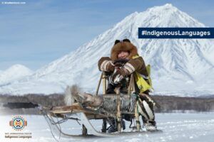 Hombre esquimal sobre un trineo rodeado de nieve