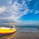 barcos de pesca en la orilla del mar