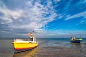 barcos de pesca en la orilla del mar