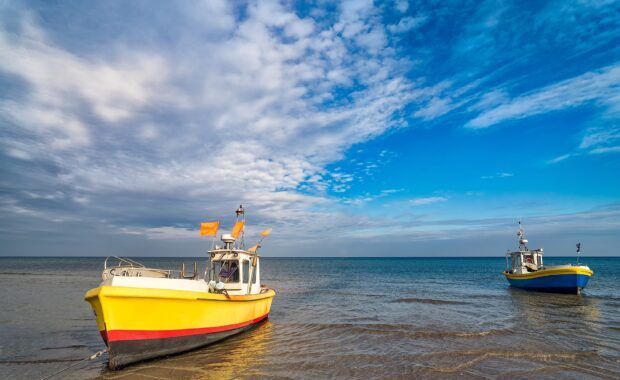 barcos de pesca en la orilla del mar