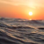ola en el mar con puesta de sol