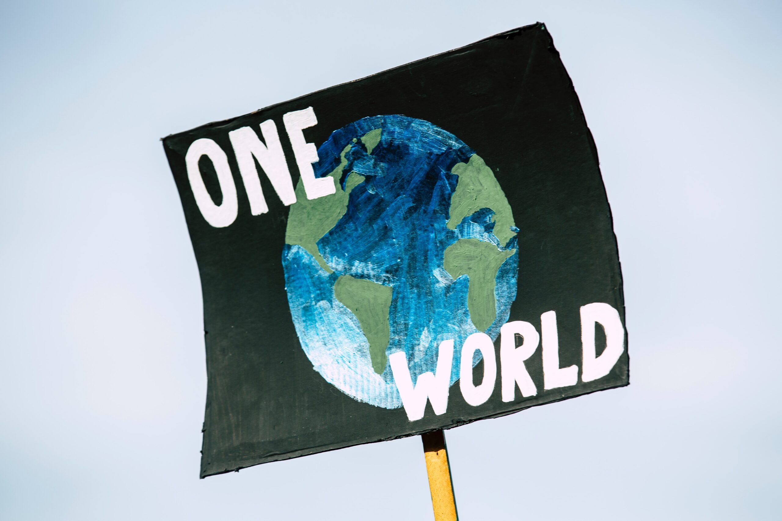 cartel con la bola del mundo