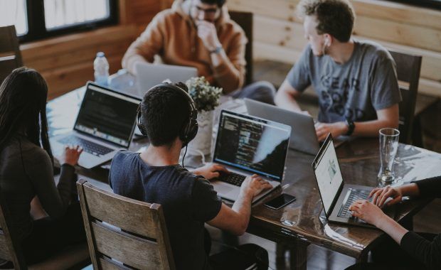 grupo de jóvenes utilizando ordenadores