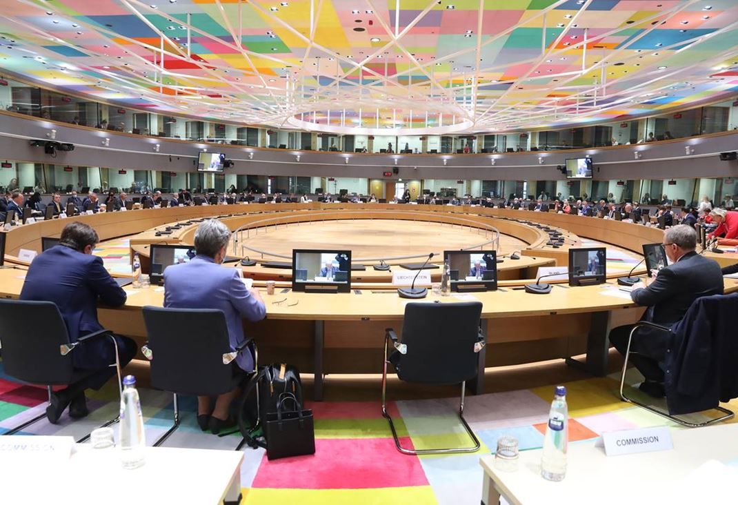 Miembros del Consejo de Justicia Europeo sentados en una mesa grande de madera redonda