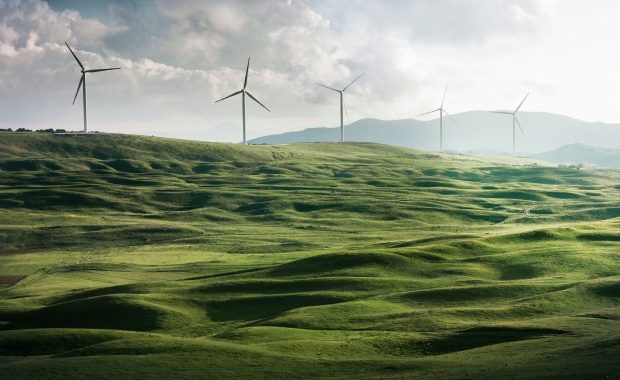 campo con generadores eólicos