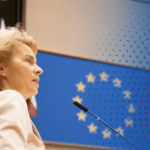 Ursula von der Leyen y Bandera Europea