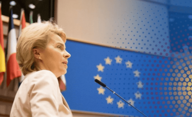 Ursula von der Leyen y Bandera Europea