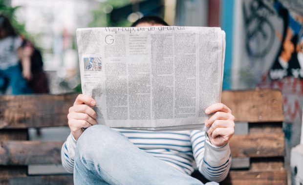 persona leyendo periódico