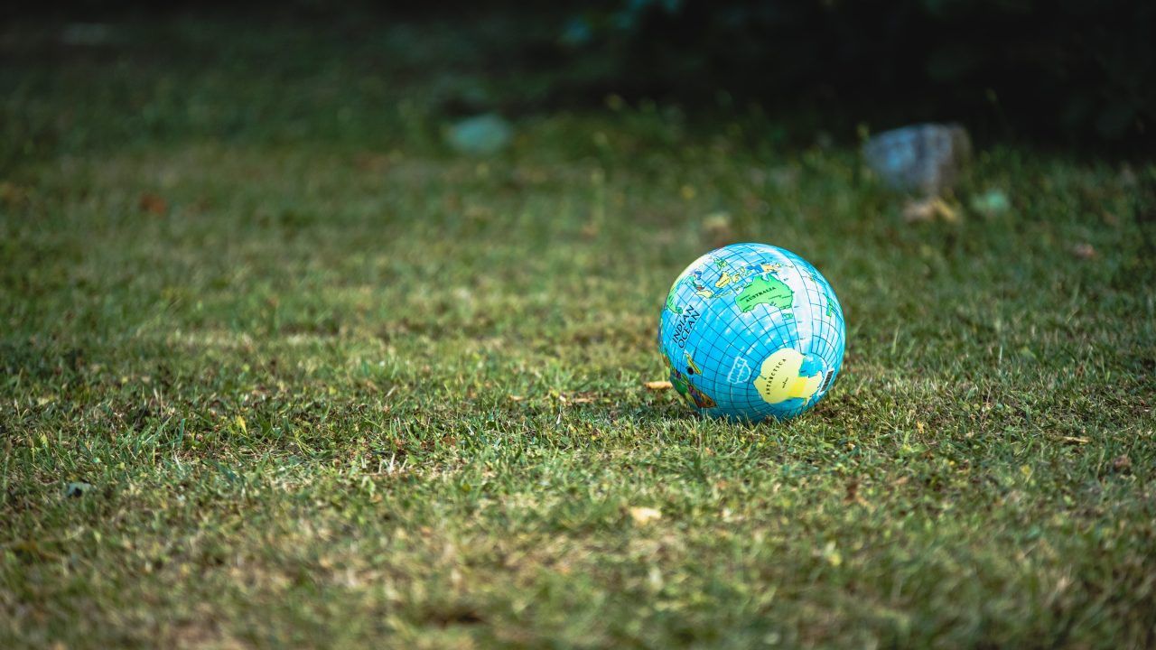 globo terráqueo de juguete sobre cesped