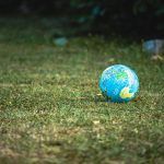 globo terráqueo de juguete sobre cesped