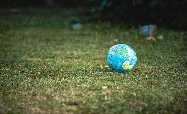 globo terráqueo de juguete sobre cesped