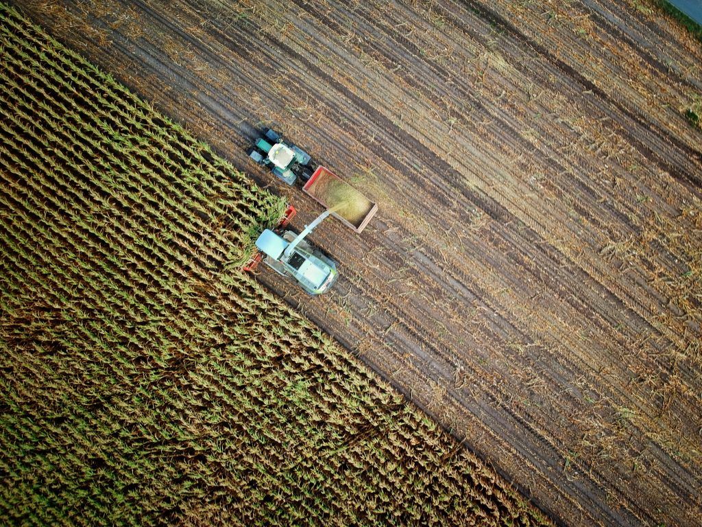 vista aérea de un campo de cultivo y un dos tractores