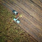 vista aérea de un campo de cultivo y un dos tractores