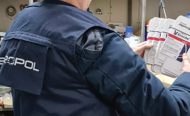 policia con pesticidas falsos