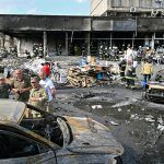 bomberos retiran los escombros de un edificio dañado tras un ataque aéreo ruso en la ciudad de Vinnytsia