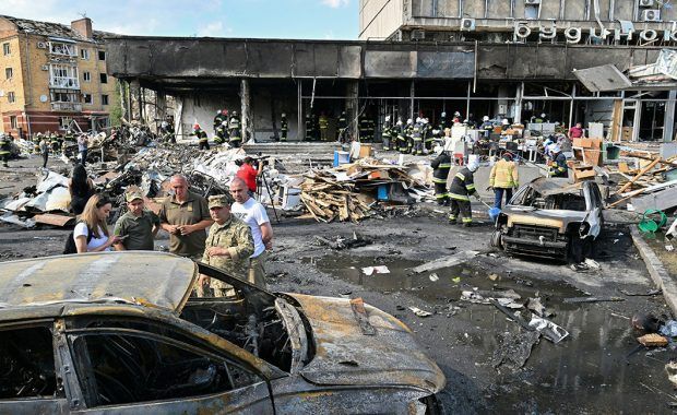 bomberos retiran los escombros de un edificio dañado tras un ataque aéreo ruso en la ciudad de Vinnytsia