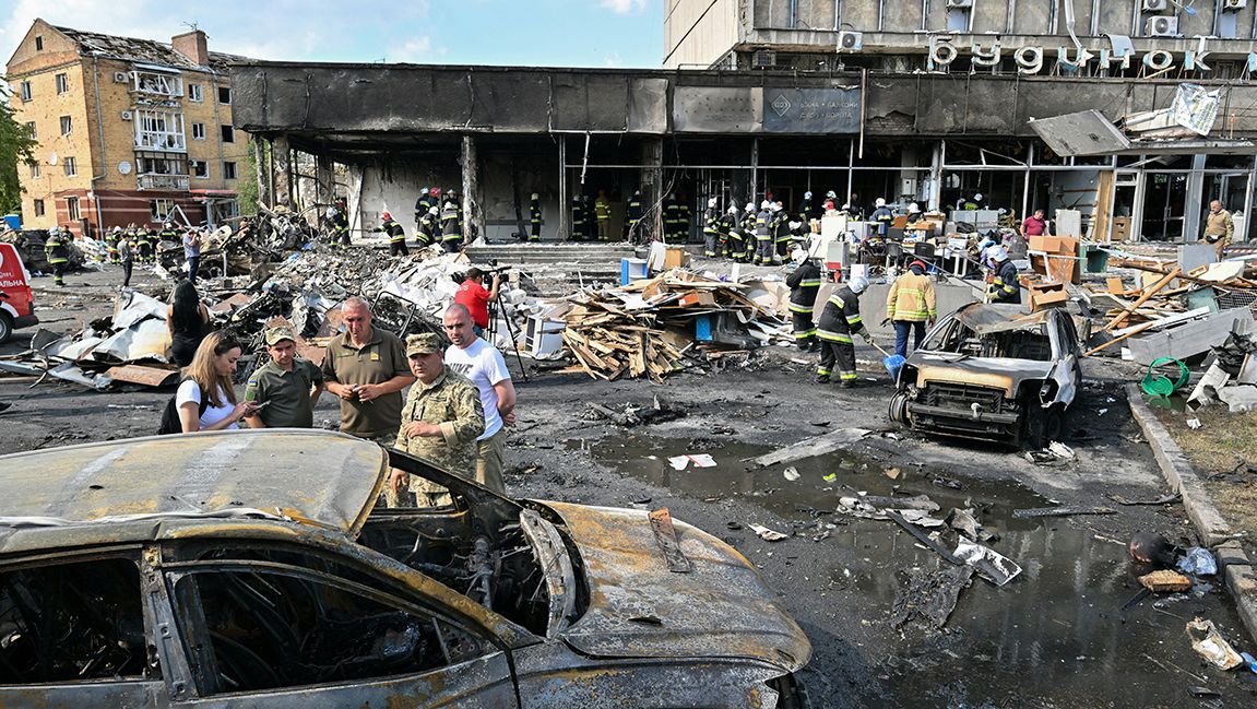 bomberos retiran los escombros de un edificio dañado tras un ataque aéreo ruso en la ciudad de Vinnytsia