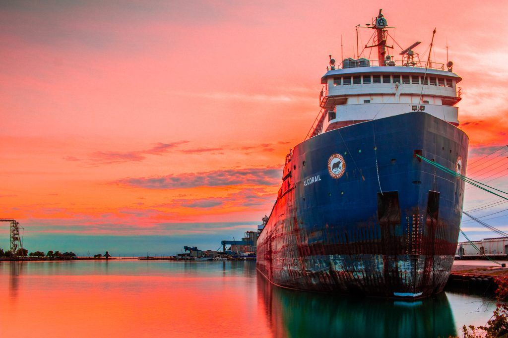 barco petrolero y atardecer