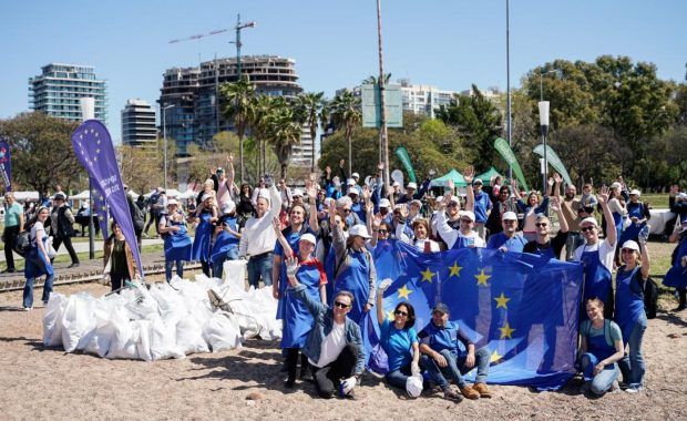 Grupo de personas con la bandera europea